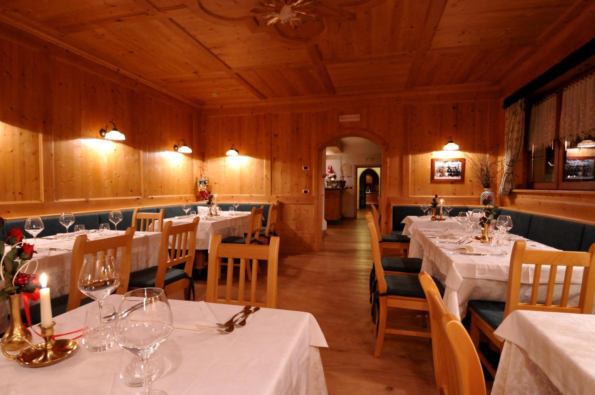 Hotel Valacia Pozza di Fassa Exterior foto