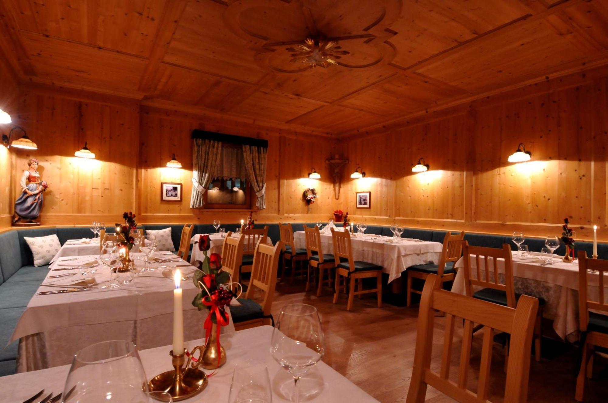 Hotel Valacia Pozza di Fassa Exterior foto
