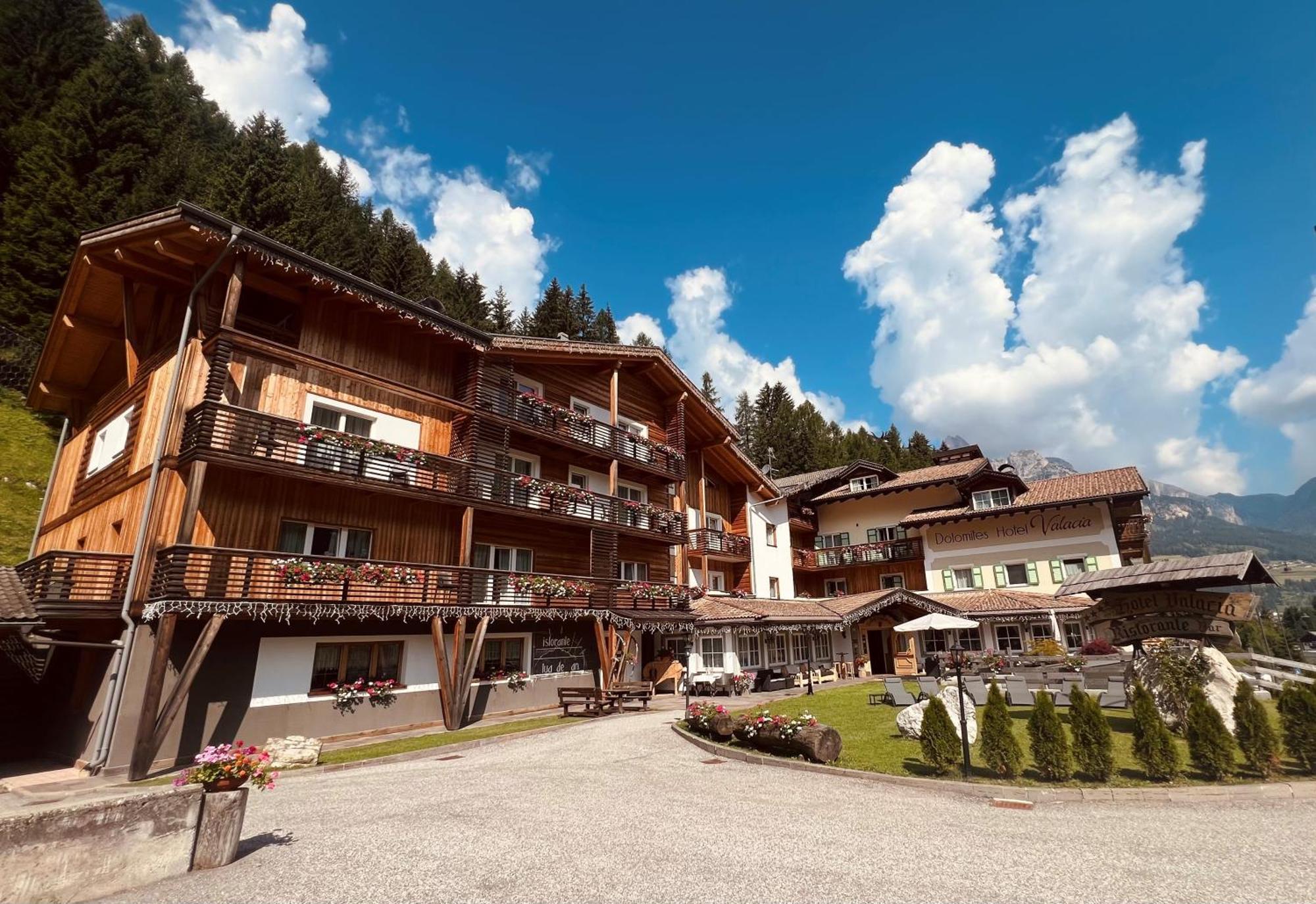 Hotel Valacia Pozza di Fassa Exterior foto