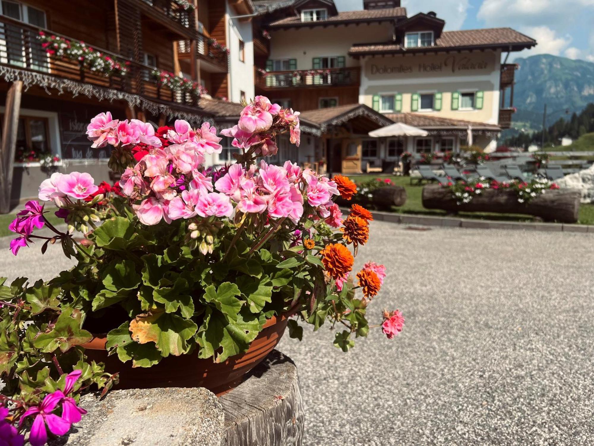 Hotel Valacia Pozza di Fassa Exterior foto