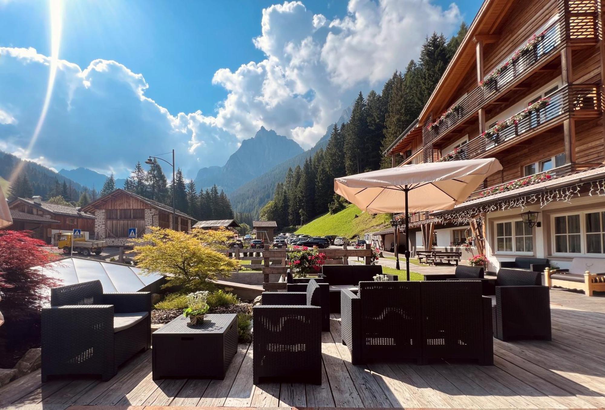 Hotel Valacia Pozza di Fassa Exterior foto