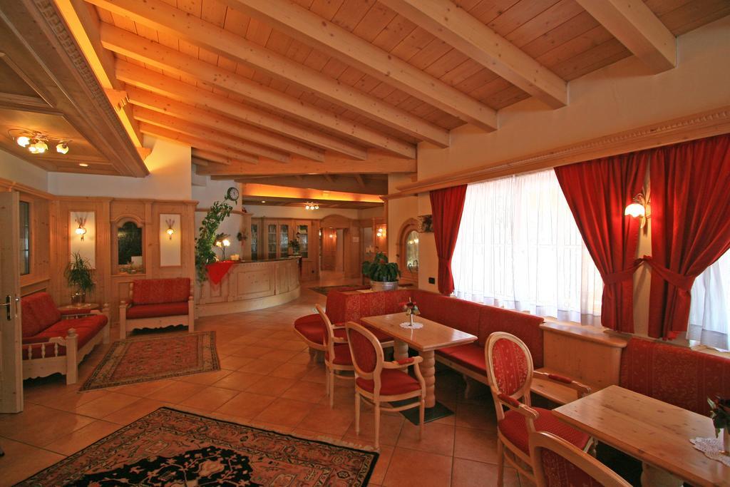 Hotel Valacia Pozza di Fassa Exterior foto